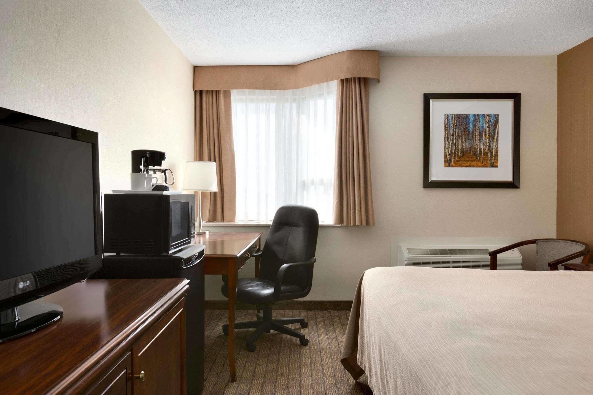 Travelodge By Wyndham Toronto East Exterior photo