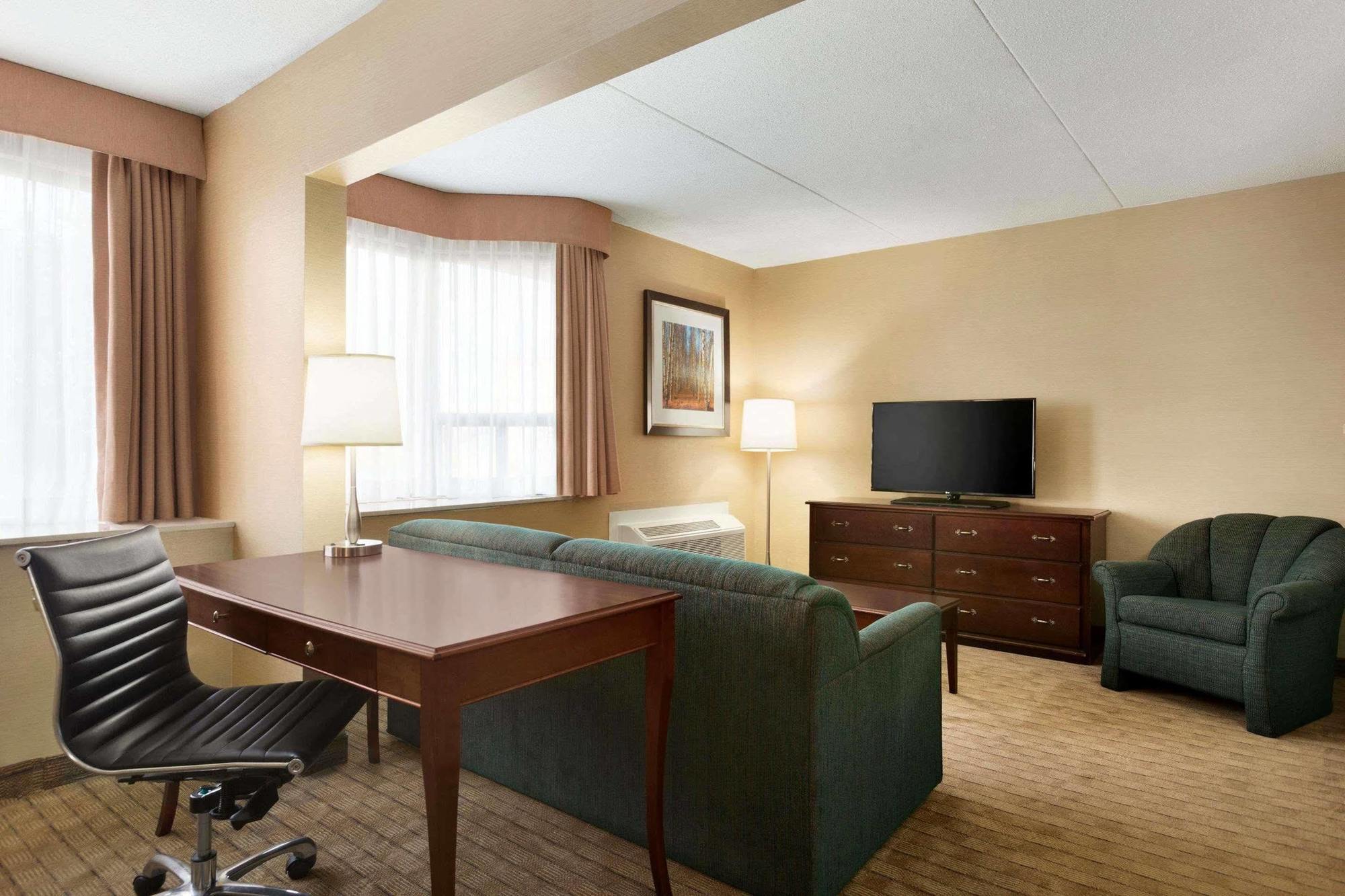Travelodge By Wyndham Toronto East Exterior photo