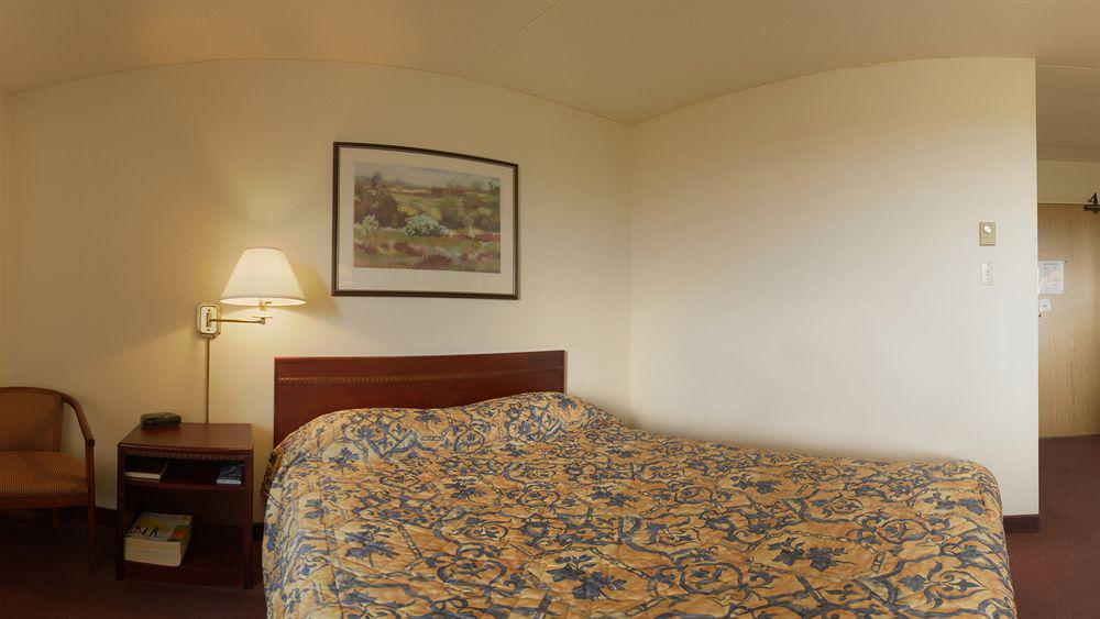 Travelodge By Wyndham Toronto East Exterior photo